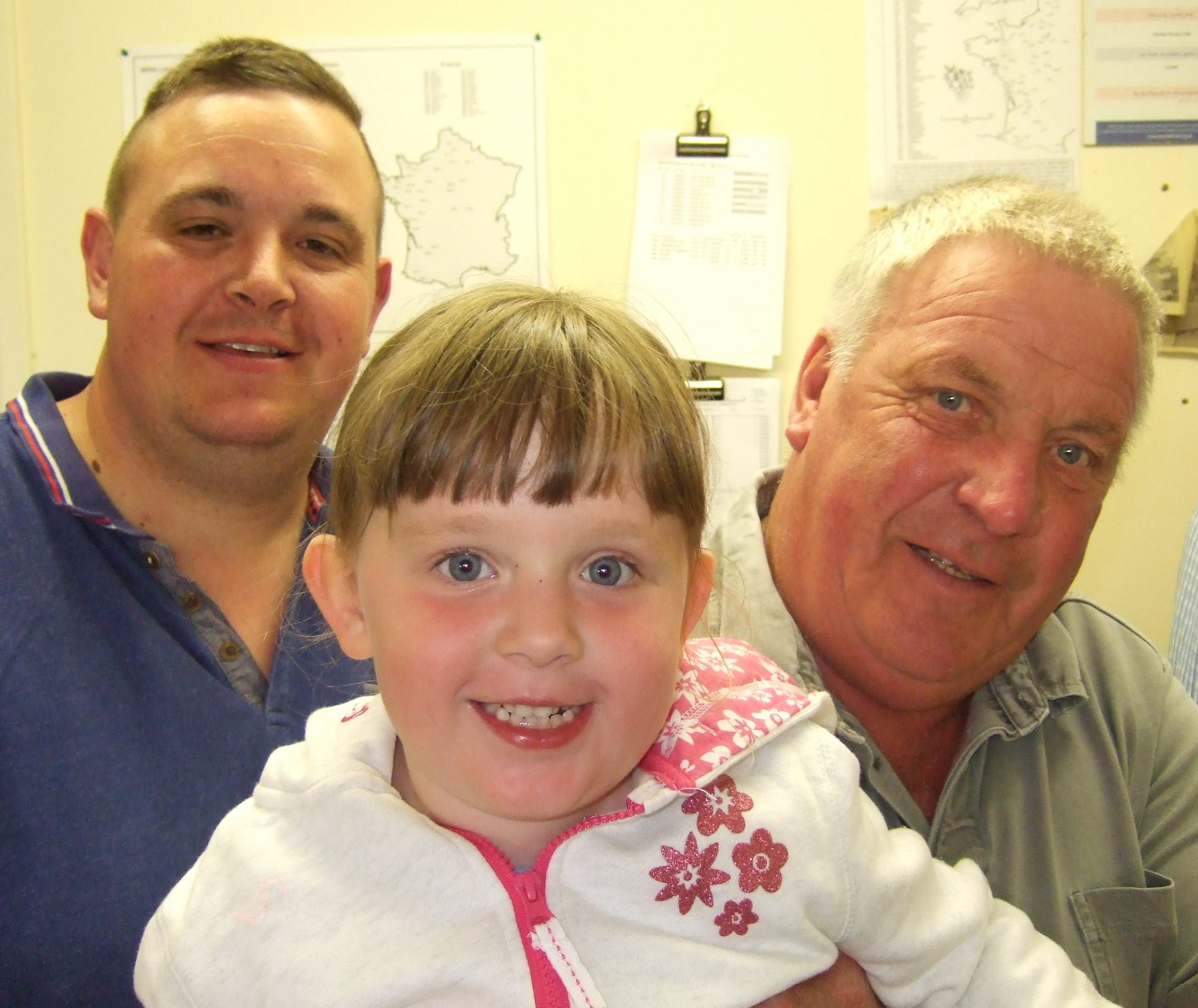 DAZ BARKS DAUGHTER MAISIE AND GRANDAD PHIL SPINK 07 09 20