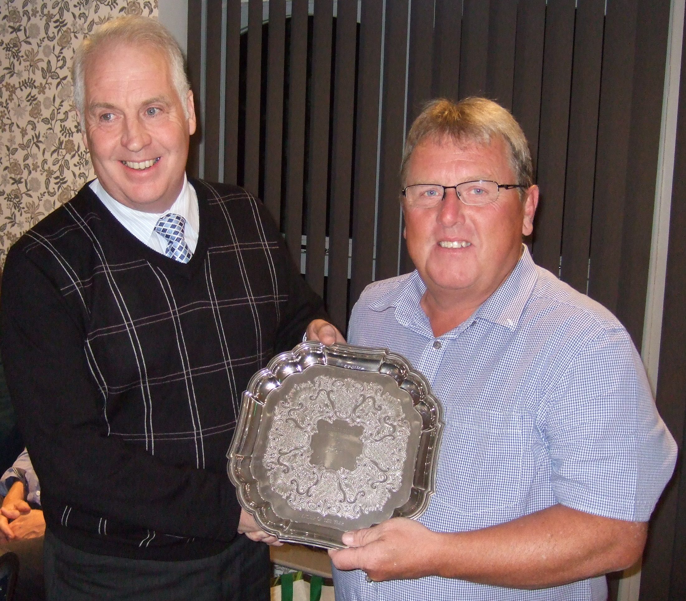 MARK NESBITT R RECEIVING THE MALTSTERS TROPHY IN 2019 20 10 20