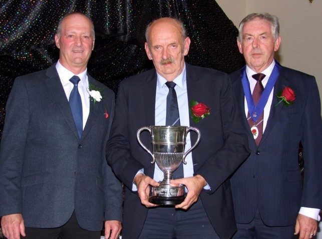 Ernie Fergusson collecting Graham Mackays trophy. 23 11 21