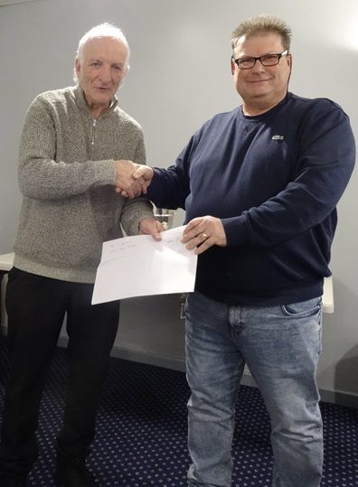 Paul Adams recieving his prize money from Steve Stone. 17 12 24a