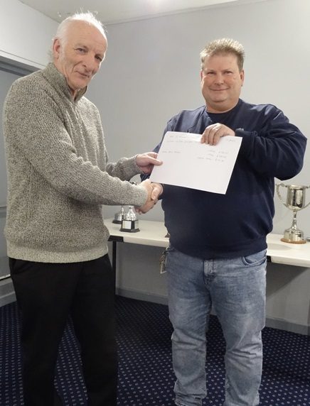 Steve Stone receiving his prize money from Paul Adams. 17 12 24a
