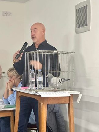 Auctioneer Les Green in action 18 03 25b