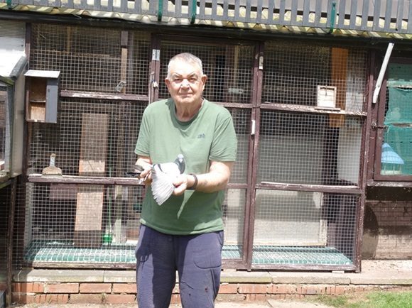 Dave Waddington holding his fed winner. 04 09 25e