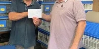 Andrew Lawley handing over the Big Nom to Alan Shinton 15 07 25a